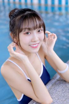 女性黑色蕾丝抹胸开叉短裙穿搭